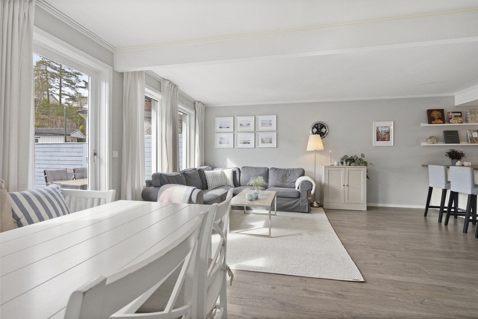 Malte overflater og laminatgulv. Galleribilde