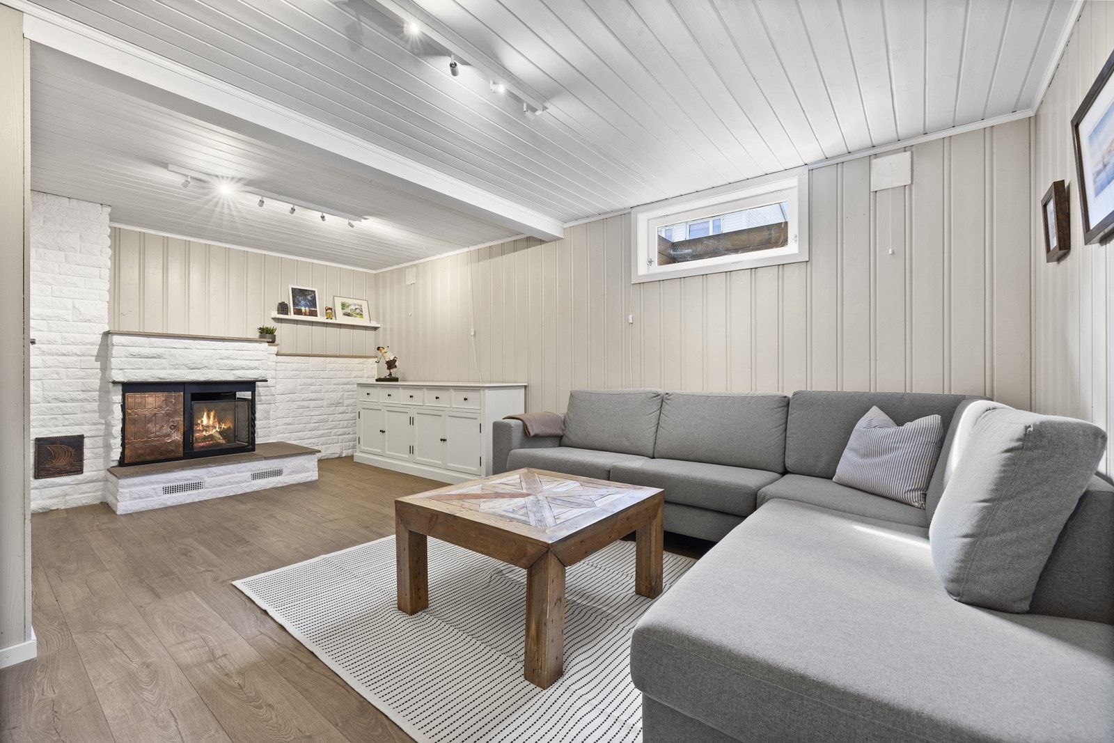 Her er det peisinnsats, panelte overflater og laminatgulv. Galleribilde