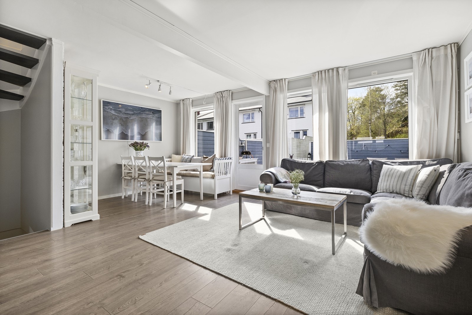 Vinduene gir rikelig med naturlig lys til rommet og det er utgang til terrasse. Galleribilde