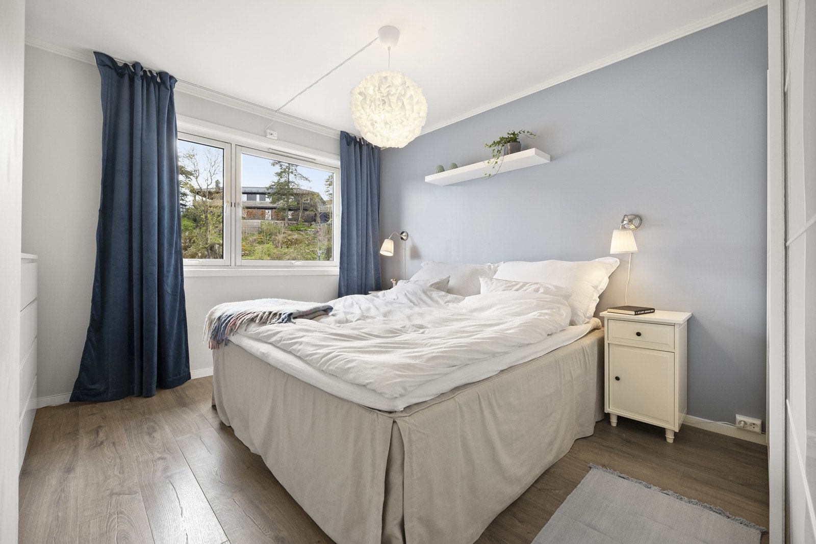 Fire lyse og romslige soverom hvorav alle har store vinduer, malte overflater og laminatgulv. Galleribilde