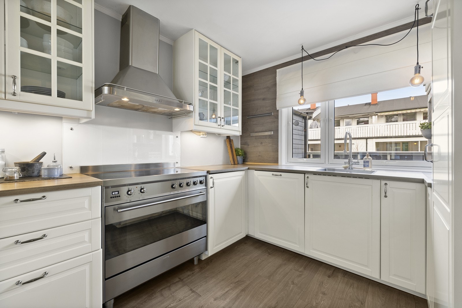 Detaljer som belysning under overskap og frittstående komfyr. Galleribilde