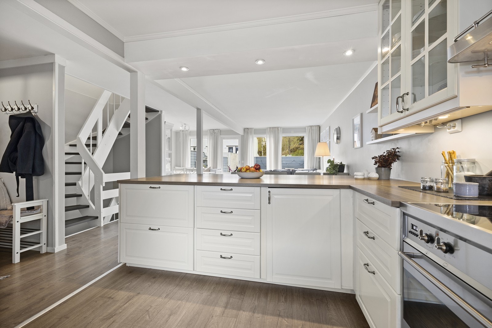 Integrerte hvitevarer som oppvaskmaskin og kjøleskap. Punktvis spotbelysning skaper gode arbeidsforhold. Galleribilde