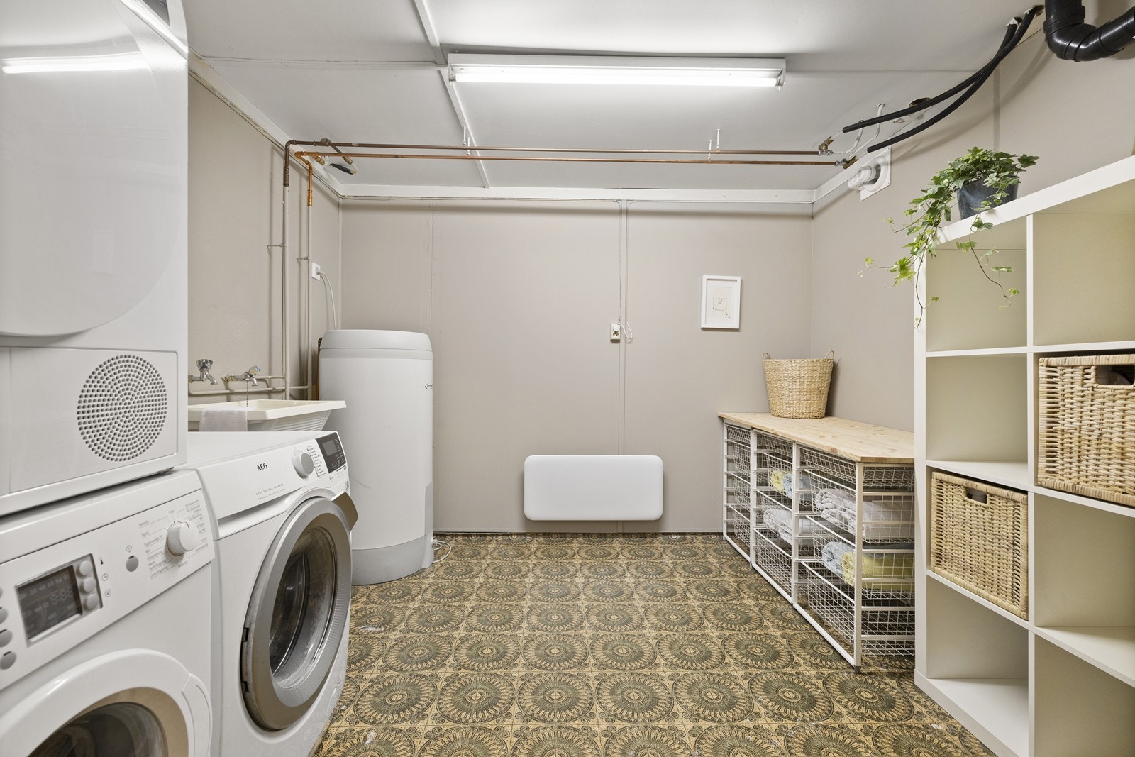 Praktisk vaskerom med plass for oppbevaring. Opplegg for vaskemaskin, tilgang til varmtvannsbereder og utslagsvask, samt mulighet for tørketrommel. Galleribilde