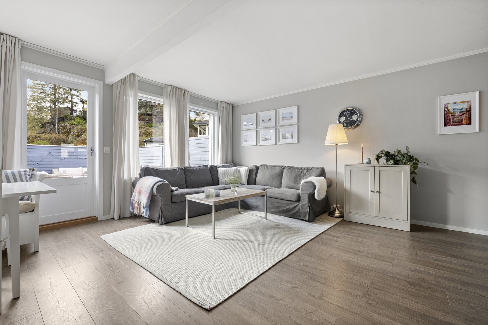 Luftig stue av god størrelse og med åpen løsning mot kjøkken. Galleribilde