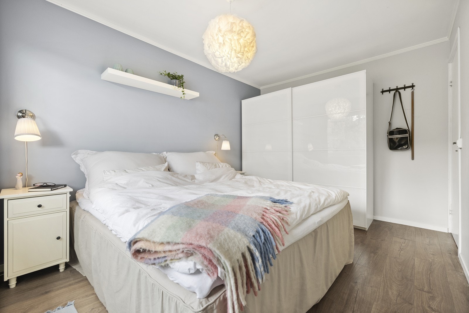 Hovedsoverommet oppleves behagelig med plass til dobbeltseng og med tilgang til garderobe. Galleribilde