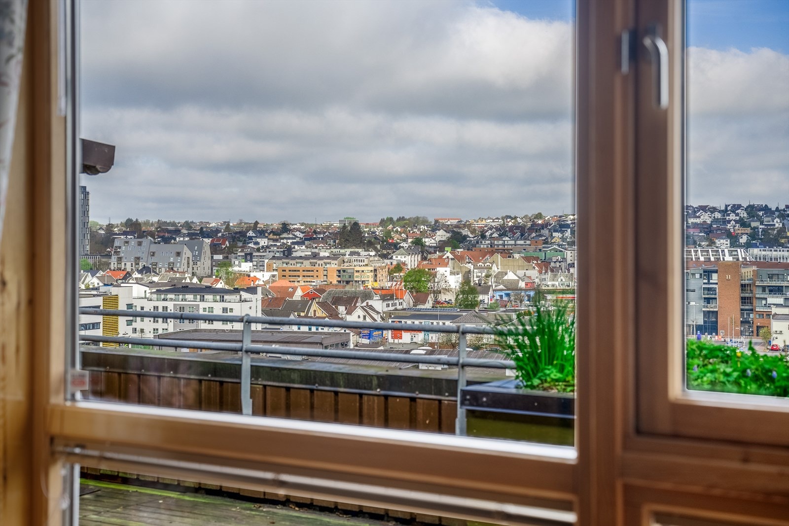 Forestill deg å starte dagen med en fredelig morgenkaffe ved kjøkkenbordet, akkompagnert av en behagelig utsikt over Sandnes. Galleribilde