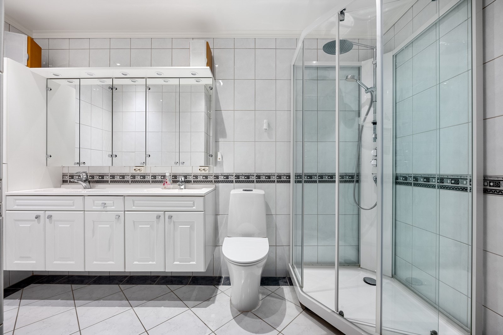 Det helflisede badet er pent vedlikeholdt med normal bruksslitasje, og det er verdt å merke seg at det ikke har fått noen TG3-merknad i tilstandsrapporten. Galleribilde