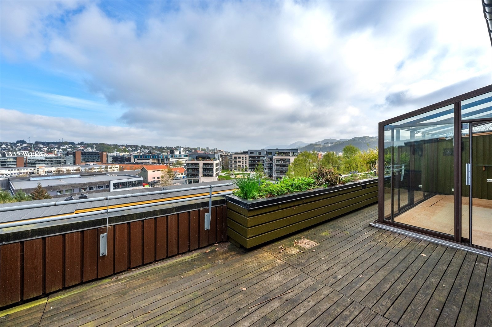 Når det gjelder utsikt, leverer denne leiligheten varene - her kan du nyte et flott panorama fra din egen balkong. Galleribilde