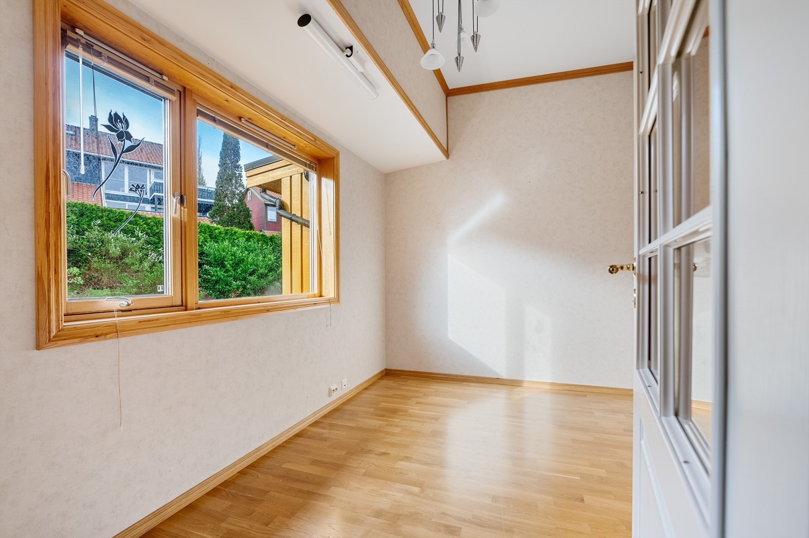 Den luftige takhøyden gir soverom 2 en ekstra dimensjon. Galleribilde