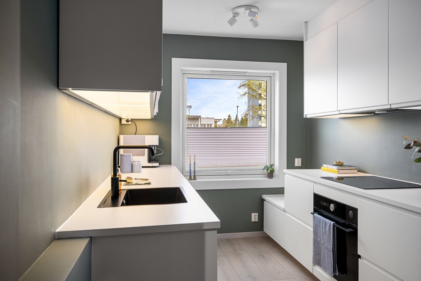 Kjøkkeninnredningen er fra IKEA og består av hvite, glatte fronter og laminert benkeplate. Kjøkkenet er innredet med integrerte hvitevarer. Galleribilde