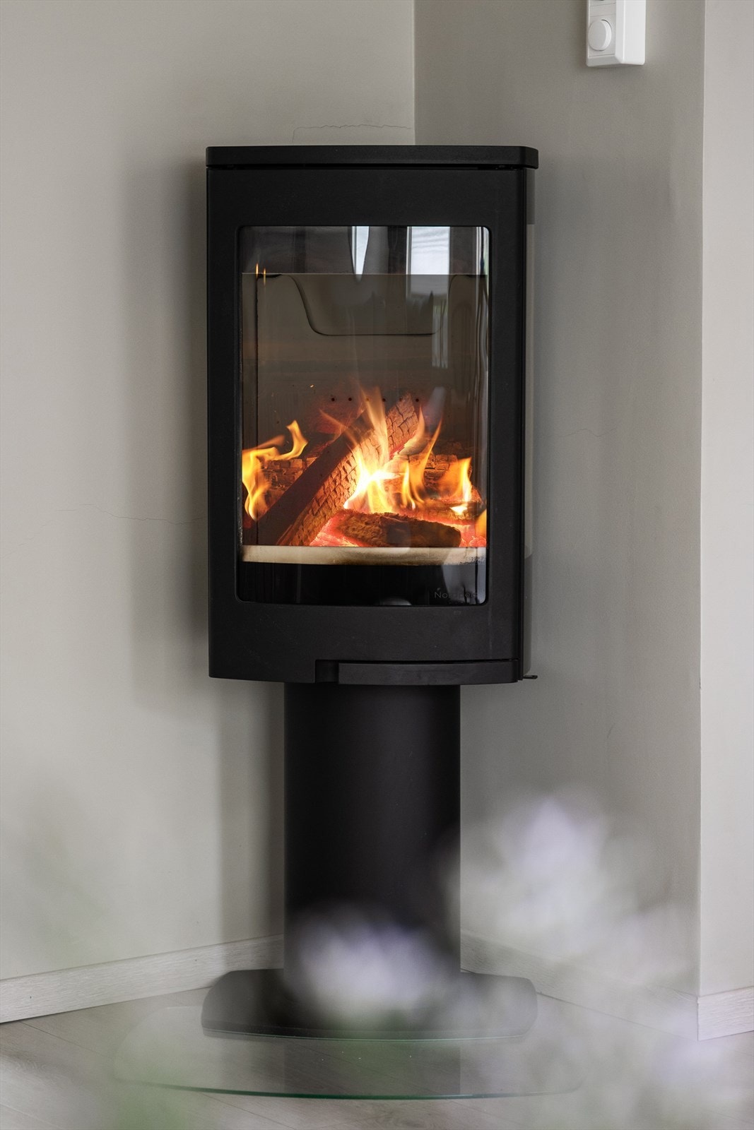 I stuen er det etablert en vedovn som sørger for ekstra hygge og varme både på sommer- og vinterstid. Galleribilde