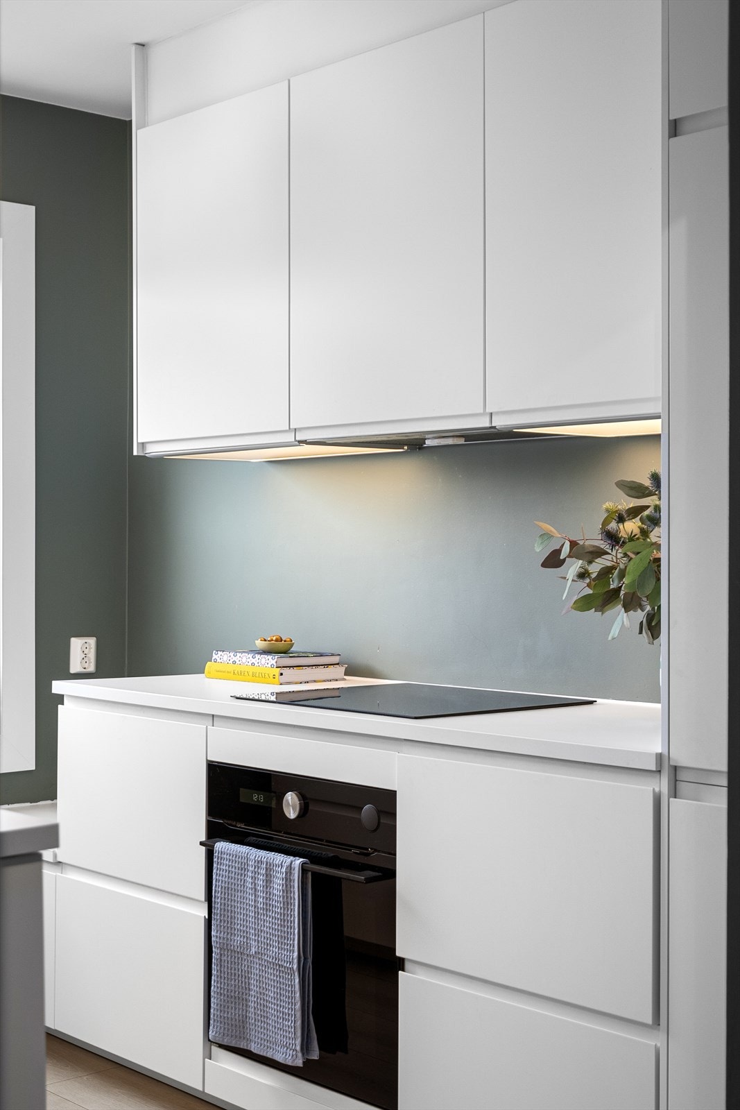 Integrerte lys under overskap på kjøkkenet gir effektivt og jevnt arbeidslys over benkeplaten. Galleribilde