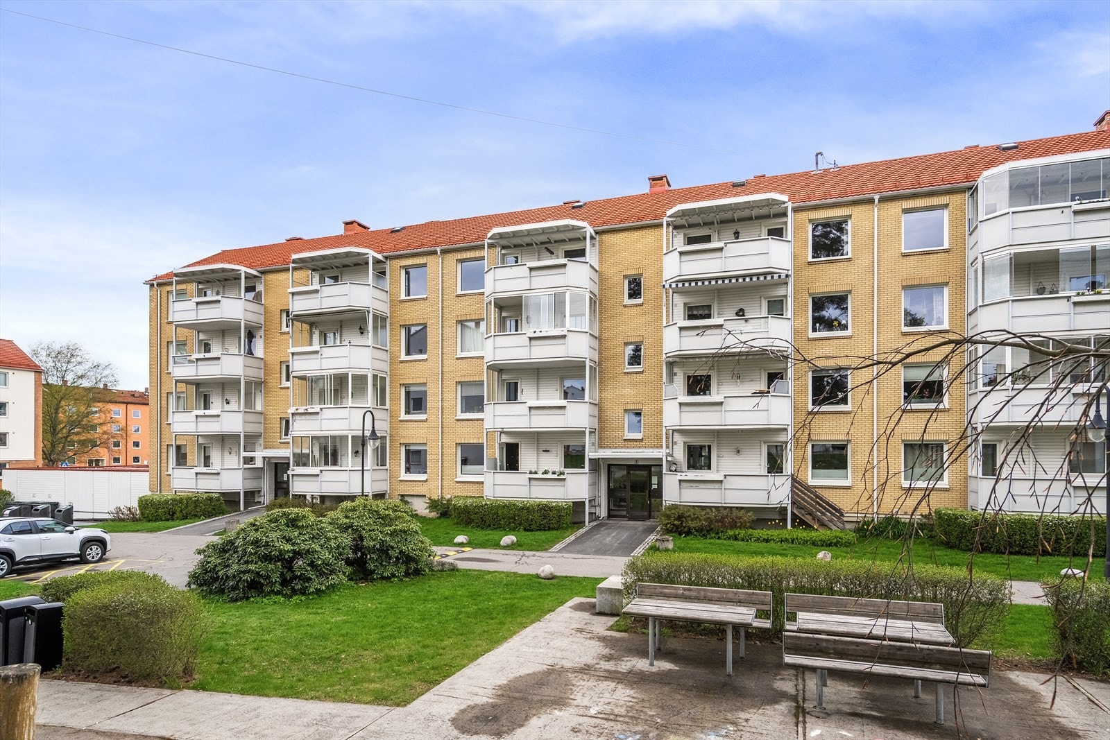 Flere frodige grøntområder omkranser bygningene og gjør det enkelt å nyte varme sommerdager med grilling og sammenkomster utendørs. Galleribilde