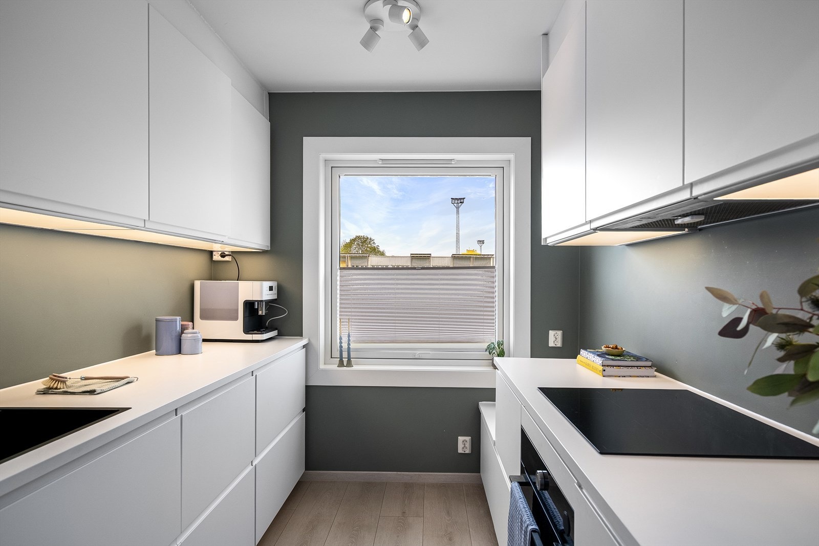 Kjøkkenet (2021) er separat fra stuen, noe som gir mer ro til matlaging samt holder rot og matlukt adskilt fra de øvrige rommene. Galleribilde