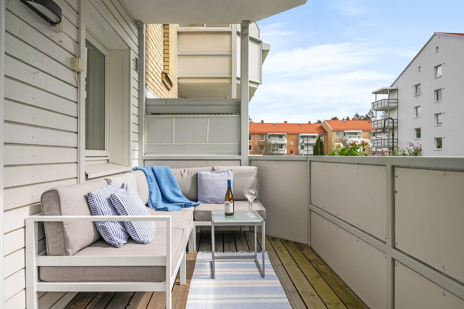 Fra stuen er det direkte utgang til en romslig og sydvendt balkong på hele 8m². Galleribilde