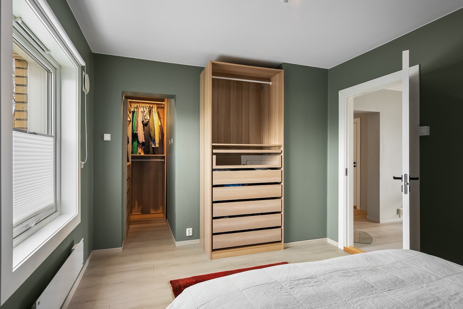 Soverommet har god plass til garderobeskap, men egen inngang til et praktisk walk-in-closet gjør at ekstra skap på rommet ikke er nødvendig for alle. Galleribilde