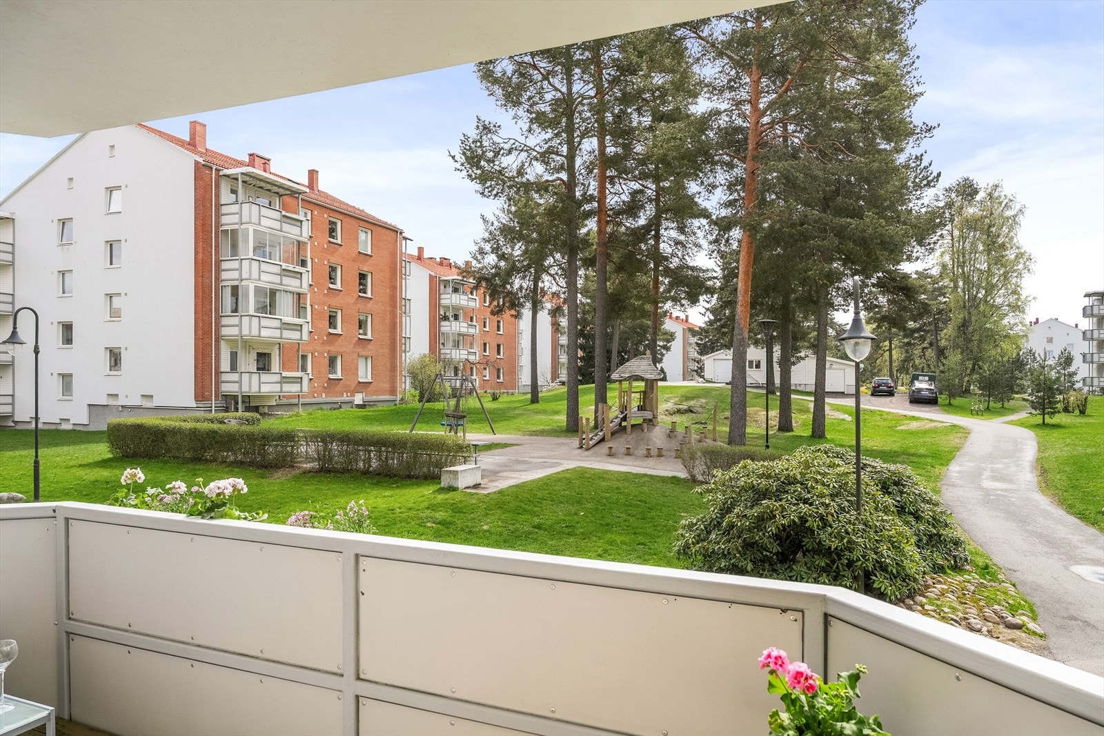 Hyggelig utsyn mot det grønne og velstelte uteområdet, noe som gir en ekstra trivelig følelse på sommeren. Galleribilde