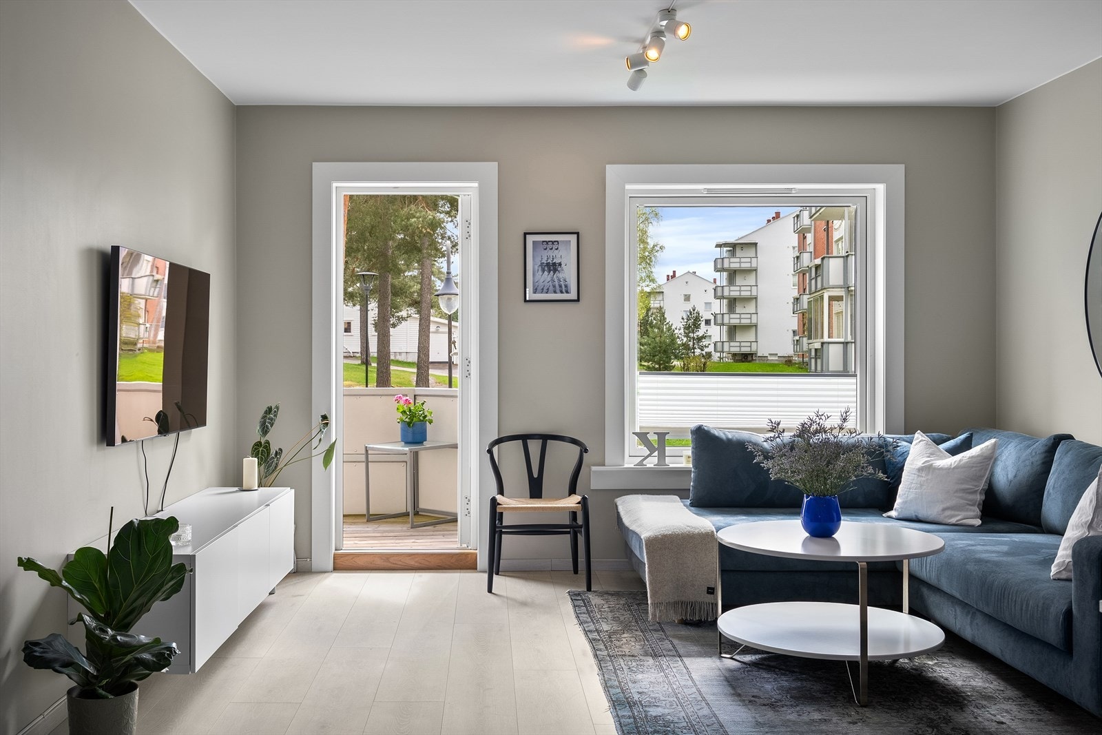 Med både utgang til balkong samt stor vindusflate fylles stuen av rikelig med naturlig lysinnslipp. Galleribilde