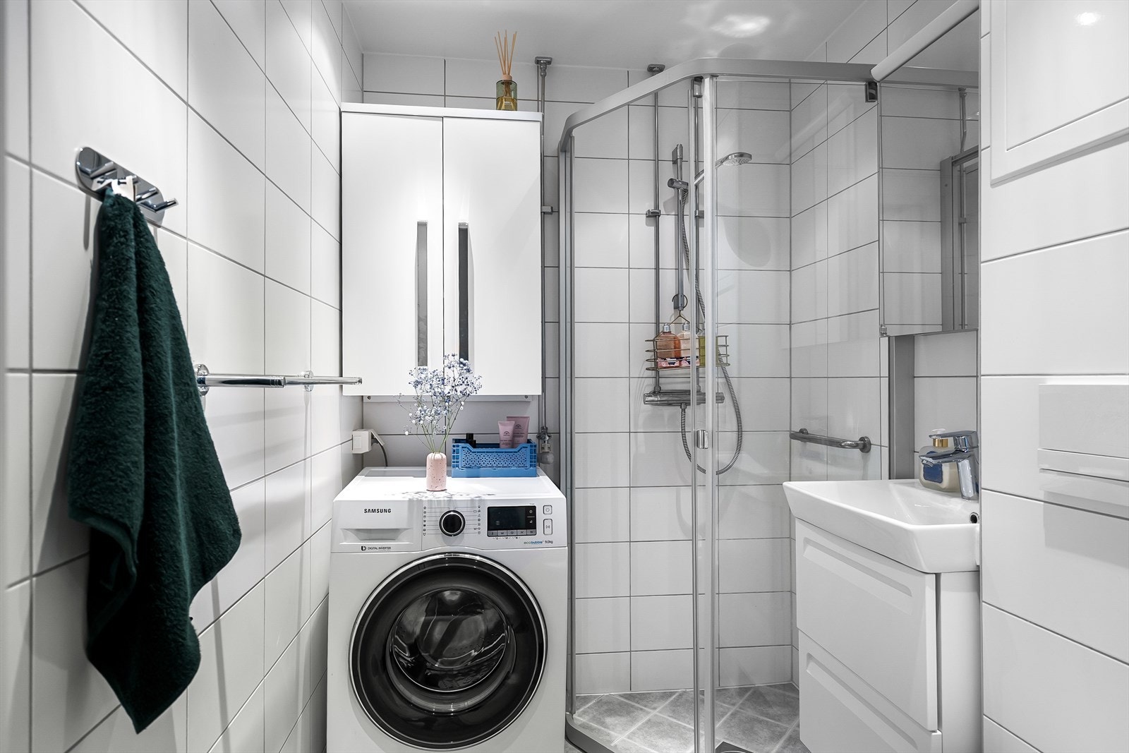 På badet er det opplegg for vaskemaskin, underliggende gulvvarme i gulvet, og oppheng for håndklær på veggene. Galleribilde