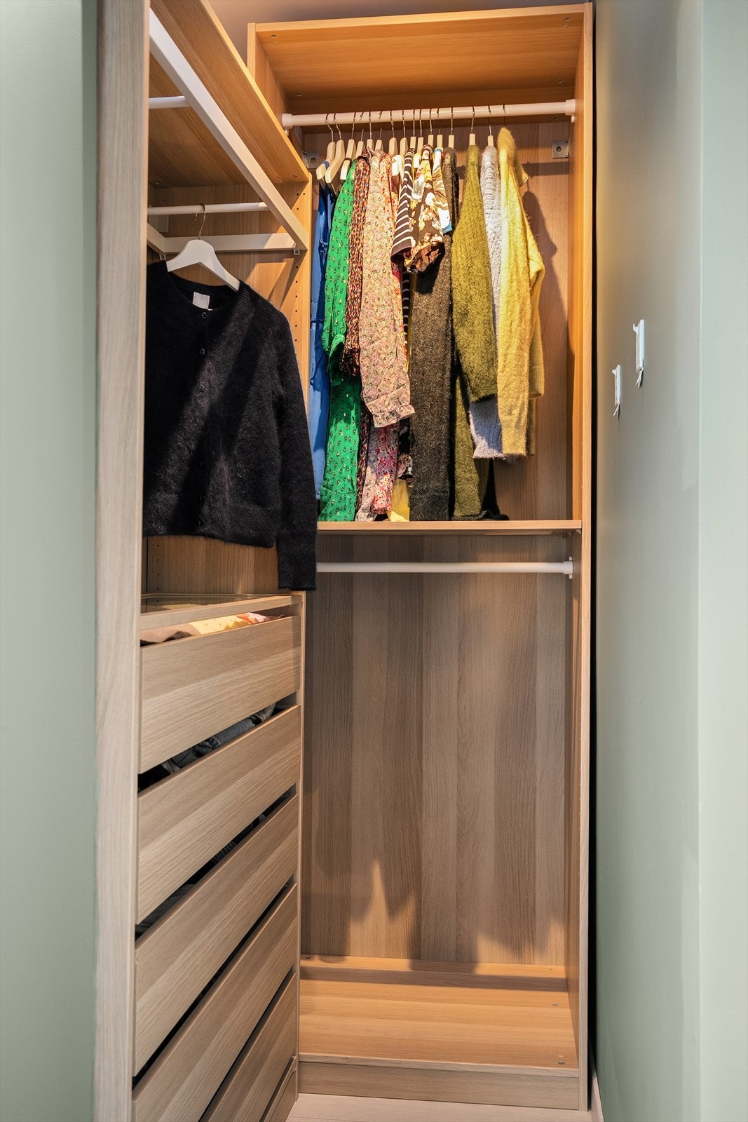 Walk-in-closetet gir rikelig med oppbevaringsplass og bidrar til å lettere holde soverommet ryddig. Galleribilde