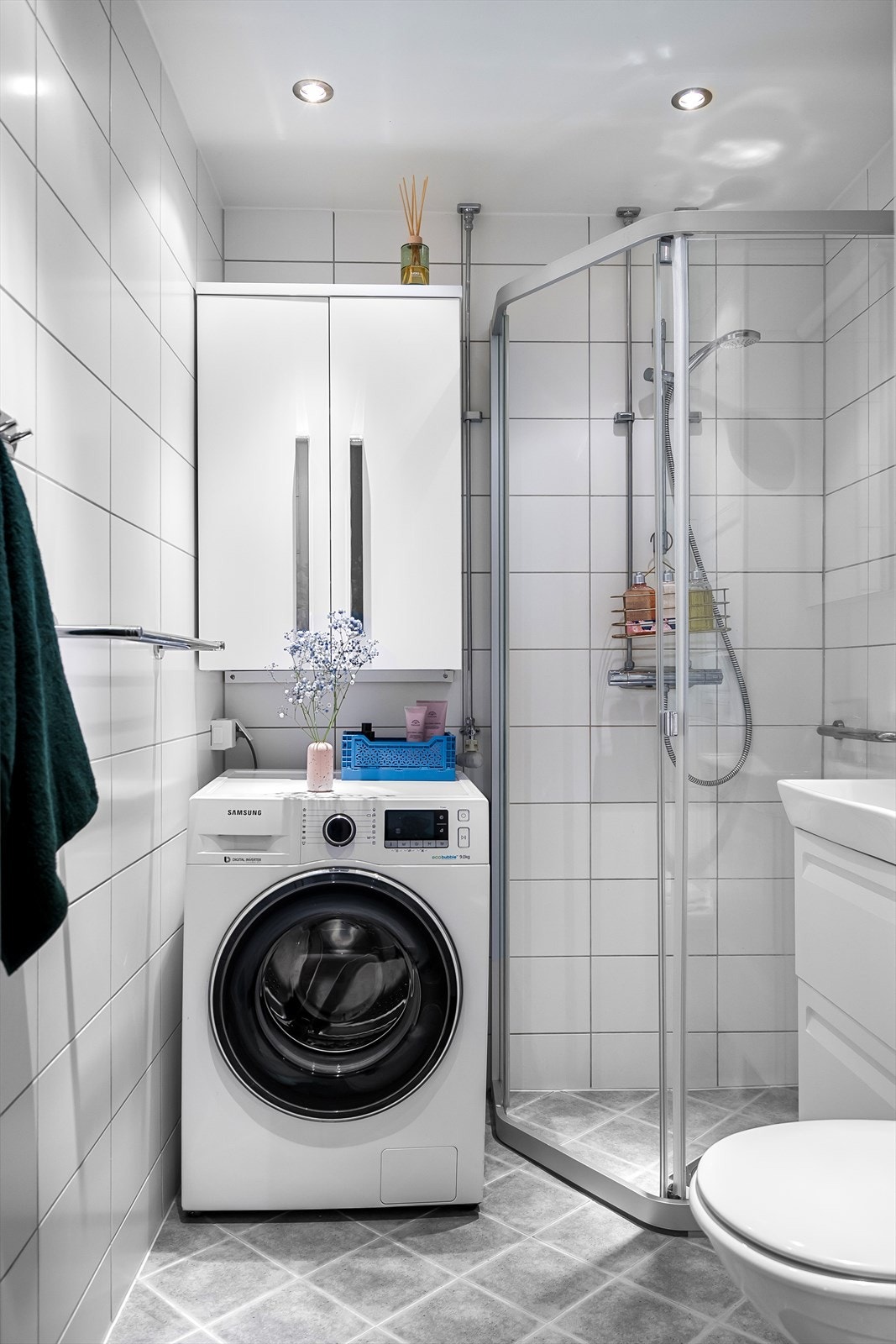 Badet (2015) fremstår med flislagt gulv og vegger. Innredningen består av et dusjhjørne, klosett, skap og servant med underskuffer. Galleribilde