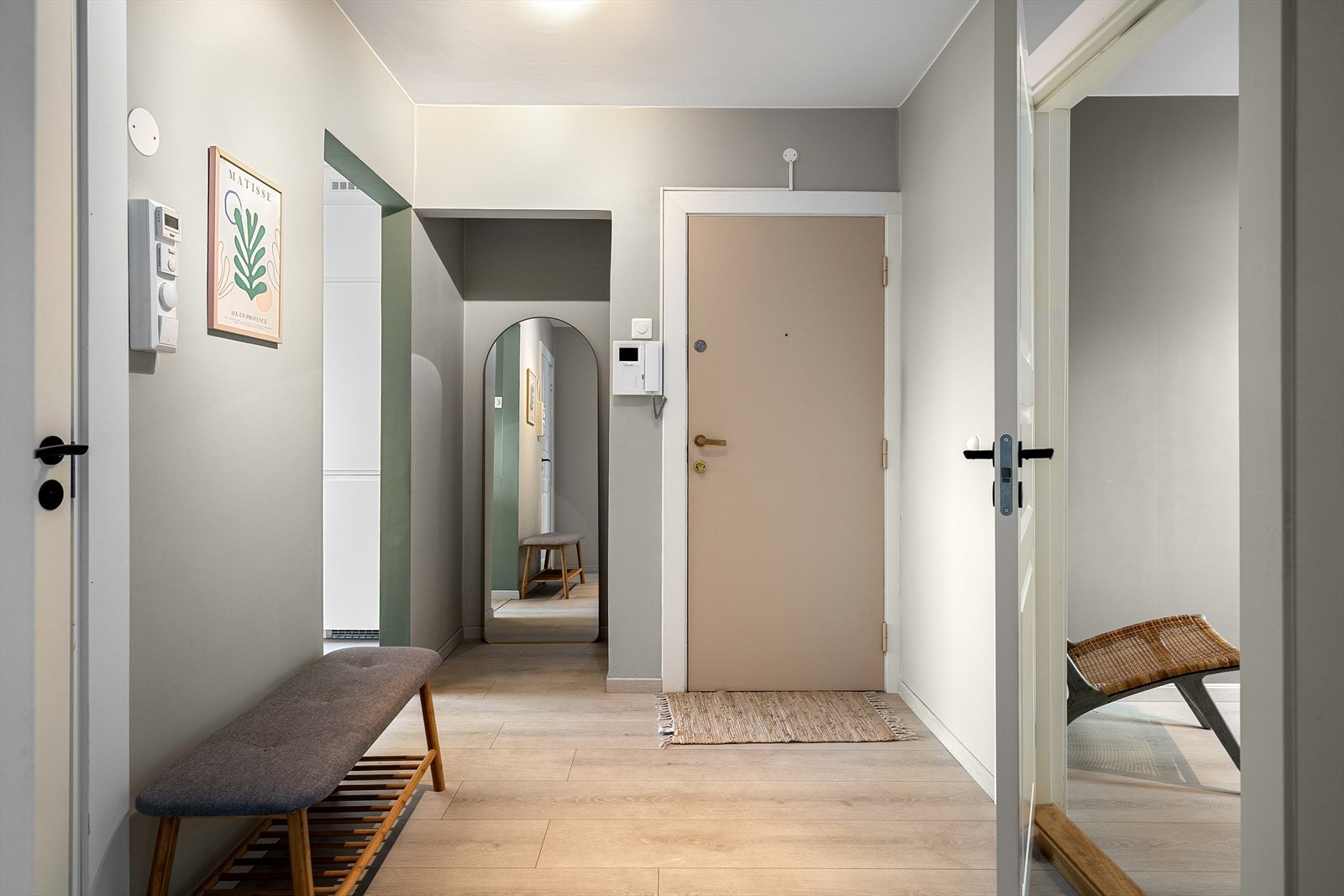 Entréen har godt med plass til oppbevaring, og kan derfor holde yttertøy og sko ute av syne i eventuelle skap og knagger. Galleribilde