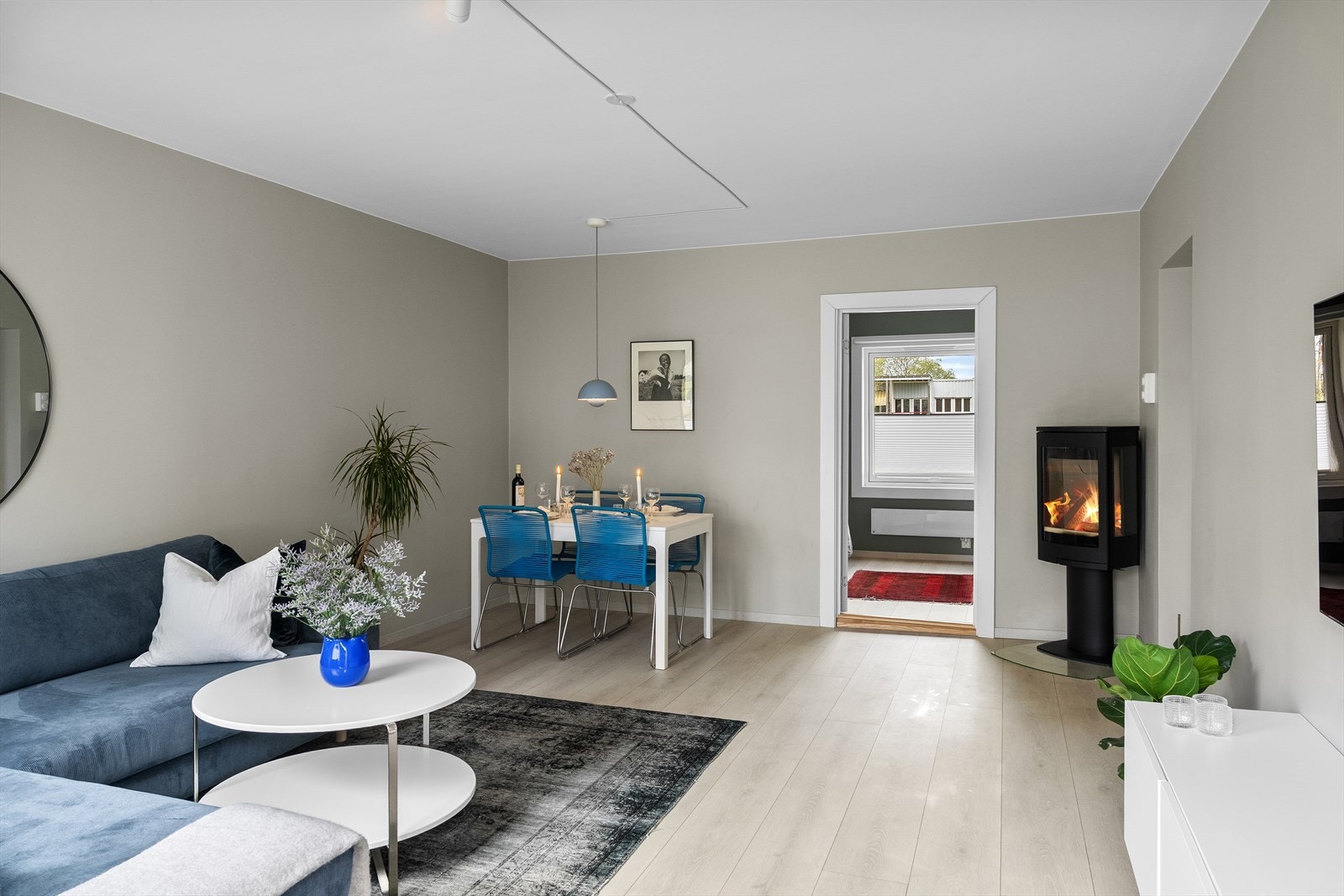 Den romslige stuen gir gode muligheter for å dele opp i naturlige soner med egen sofagruppe og spisedel. Galleribilde