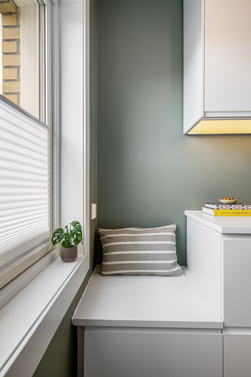 Kjøkkenbenken har to høydenivåer, og den lavere delen er perfekt utformet for å skape en koselig sitteplass. Galleribilde