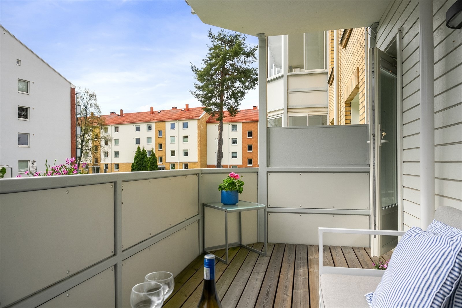 Overbygget balkong gjør det mulig å oppholde seg ute i nesten all slags vær. Her er det godt med plass til både sittegruppe og grill. Galleribilde