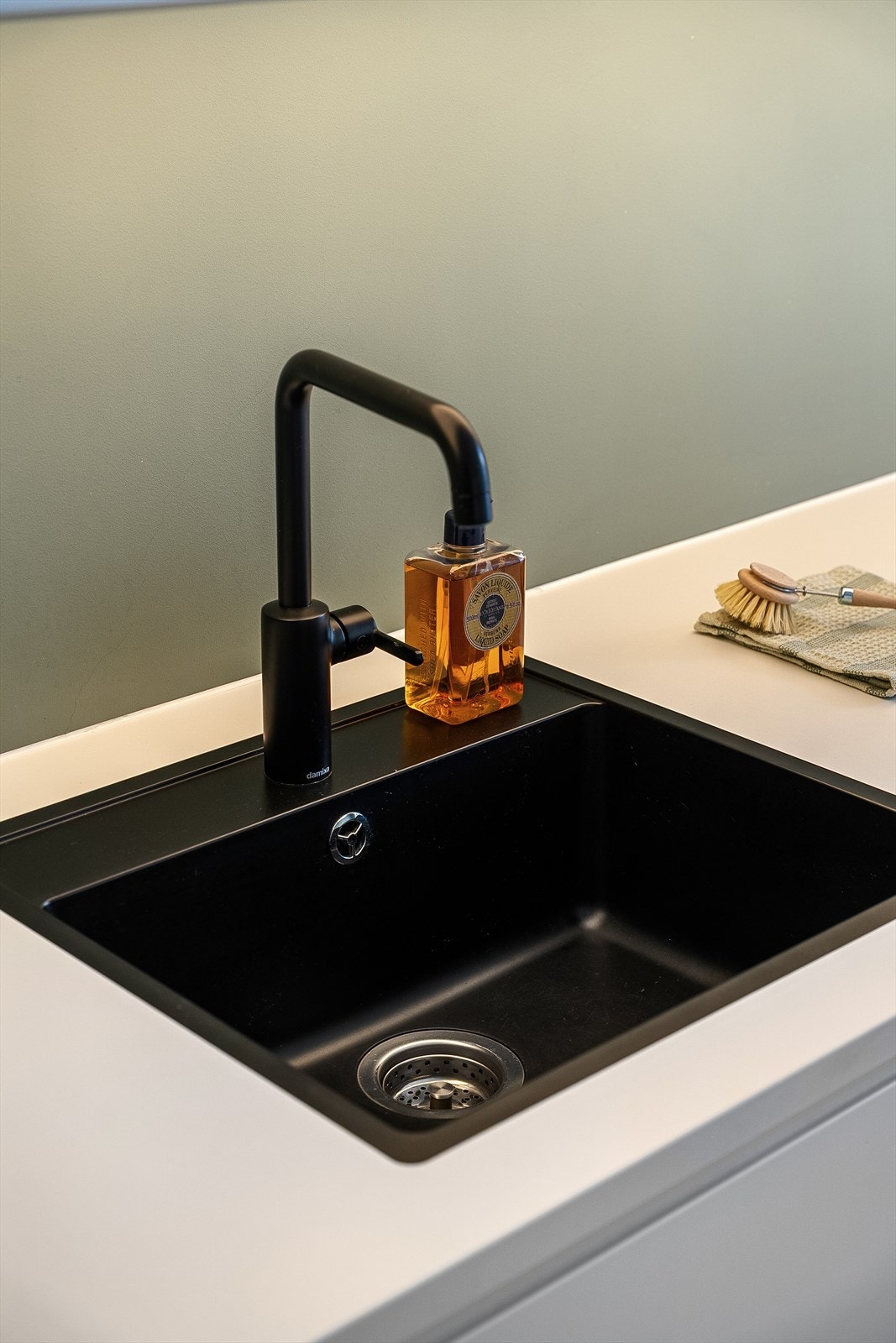 Sort, nedfelt oppvaskkum med ettgreps blandebatteri - en moderne og stilren detalj. Galleribilde
