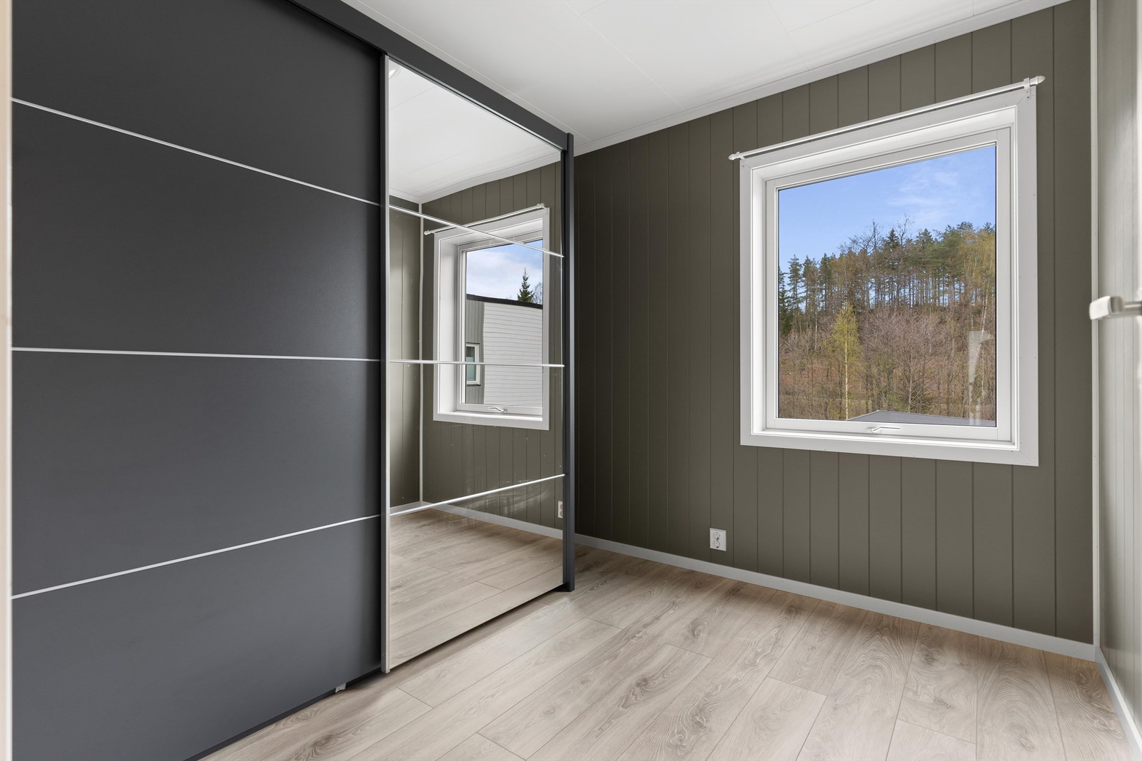 Soverom 2 - God plass til garderobeskap og annen oppbevaring. Galleribilde