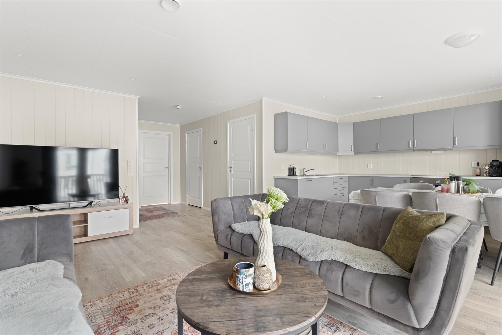 Kjøkkenet har en åpen løsning mot spisestuen og stuen som gjør leiligheten lys og luftig. Galleribilde