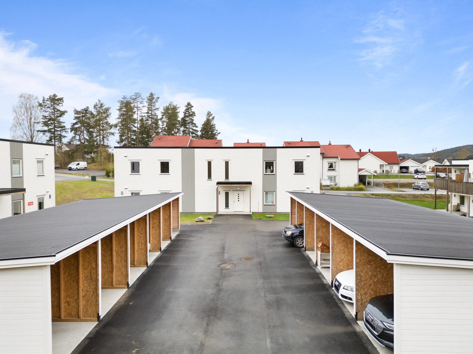 Leiligheten disponerer biloppstillingsplass i carport. Galleribilde