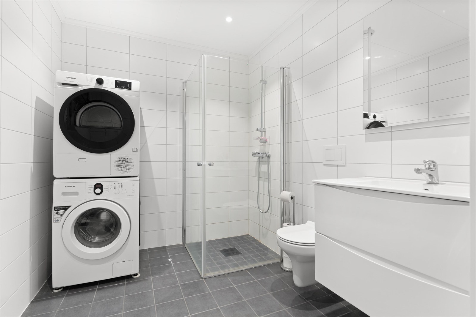 Ett innbydende bad som har har flislagte overflater på vegger og gulv. Badet har varmekabler i gulv og downlights i himling. Galleribilde