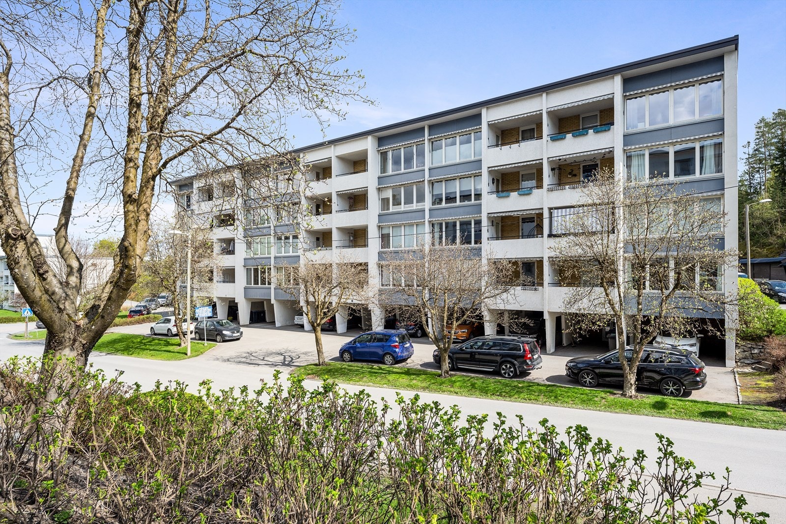 Leiligheten ligger i et grønt og hyggelig sameie på Jong, like utenfor Sandvika sentrum. Galleribilde