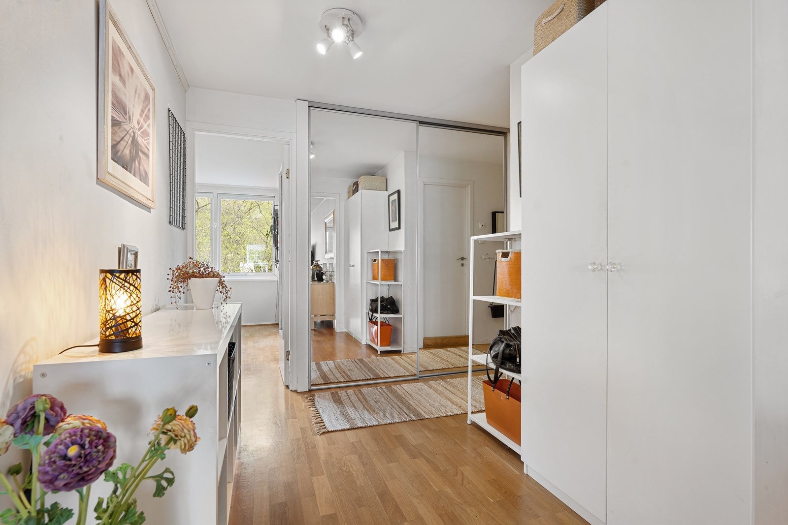 I entréen/hallen er det satt opp en skyvedørsgarderobe med speildører for oppheng og oppbevaring av yttertøy og sko. Galleribilde