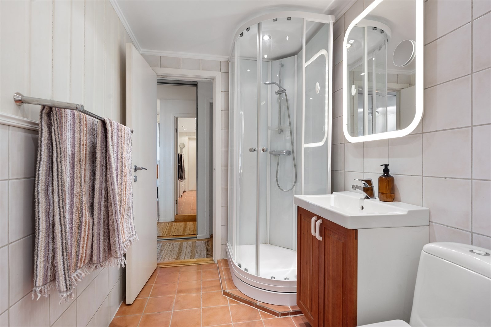 På badet er det også opplegg for vaskemaskin og tørketrommel. Galleribilde