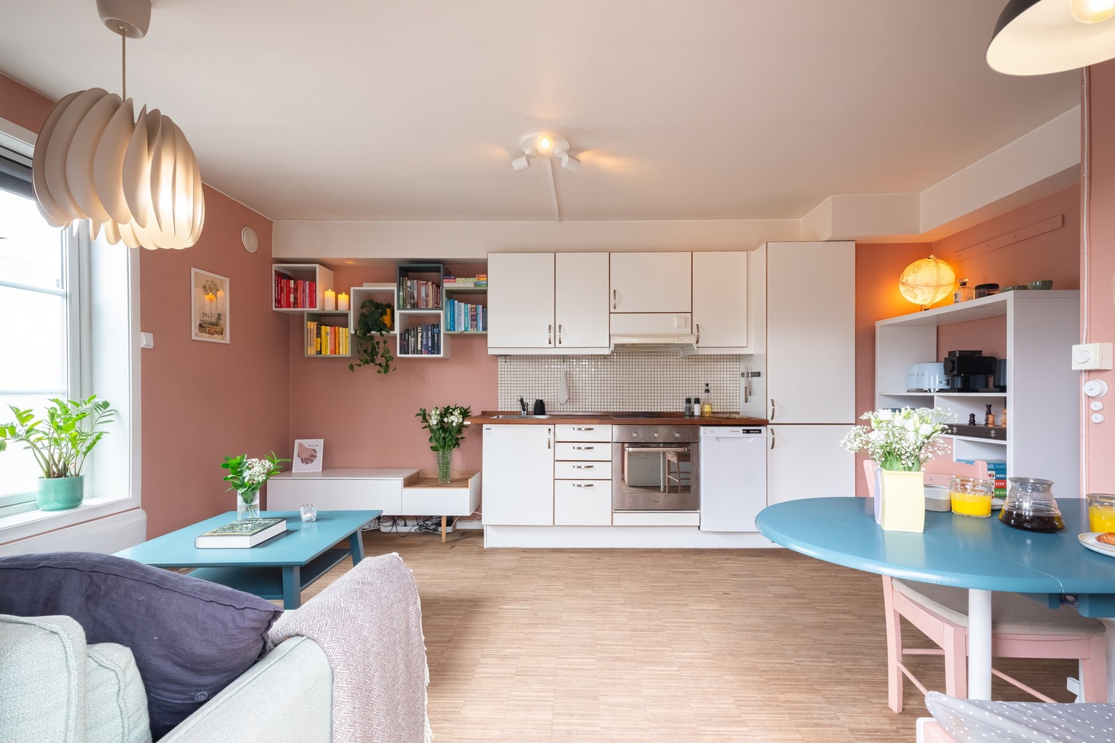 Den åpne kjøkkenløsningen gjør det enkelt å være sosial samtidig som du lager dagens måltider. Galleribilde