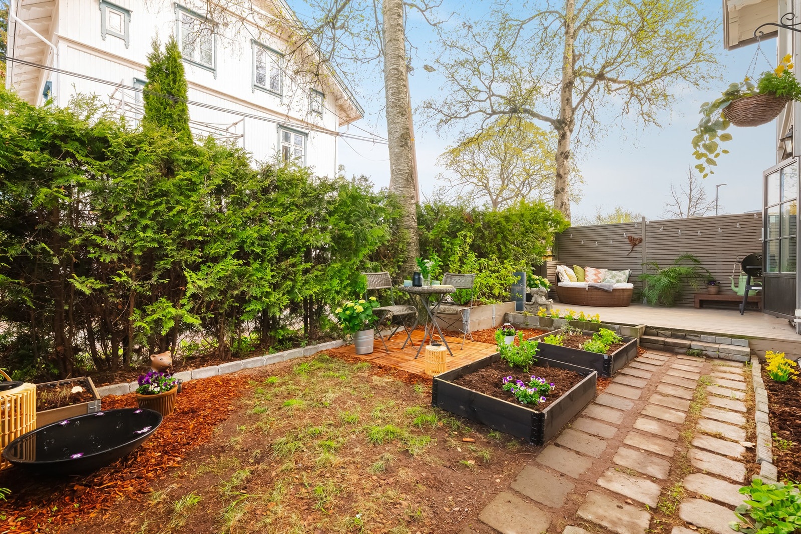 Hagen er pent opparbeidet med parsellkasser, hellestein og blomsterbed. Galleribilde