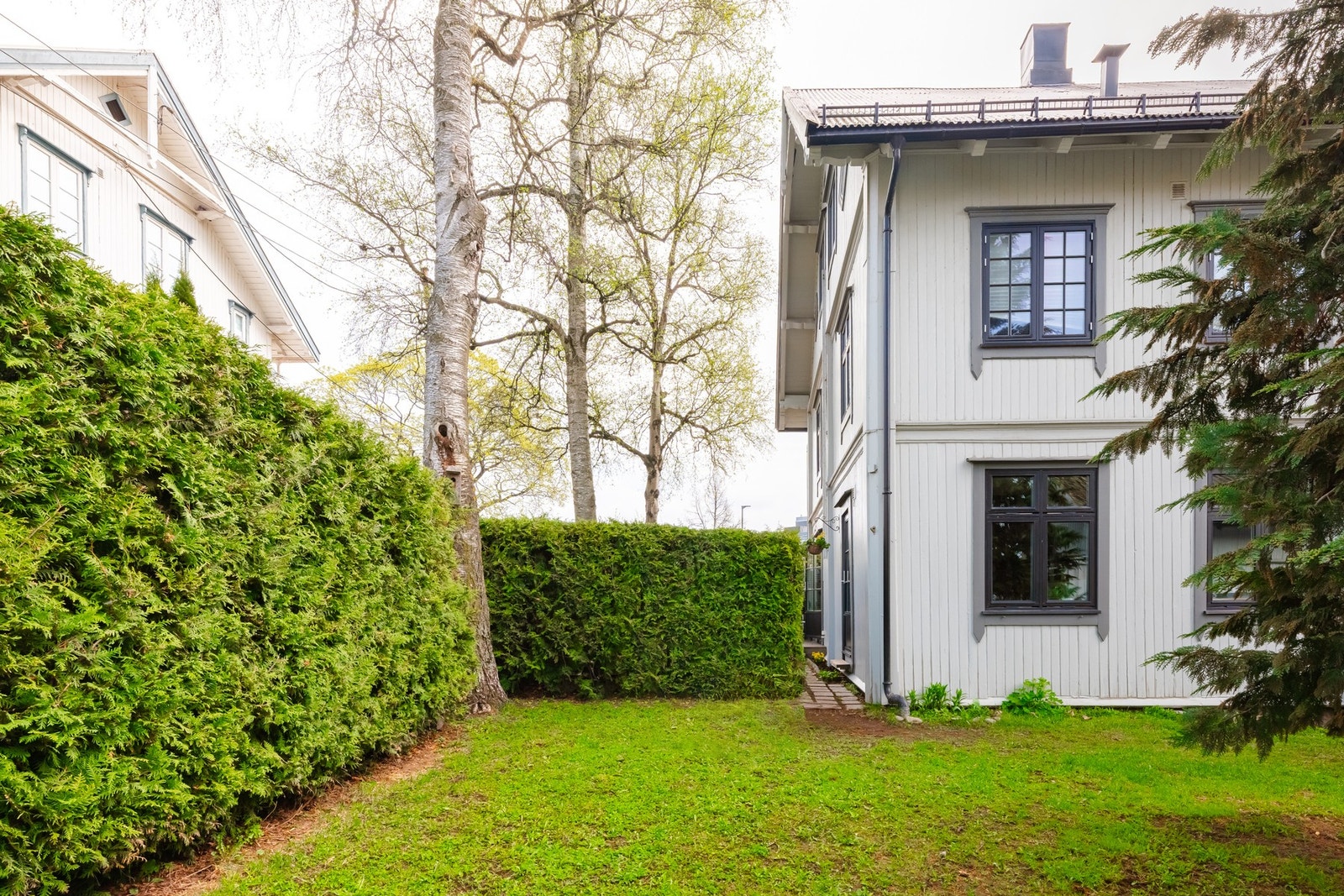 Borettslaget har også en flott felles hage det er enkel tilgang til fra den private uteplassen. Galleribilde