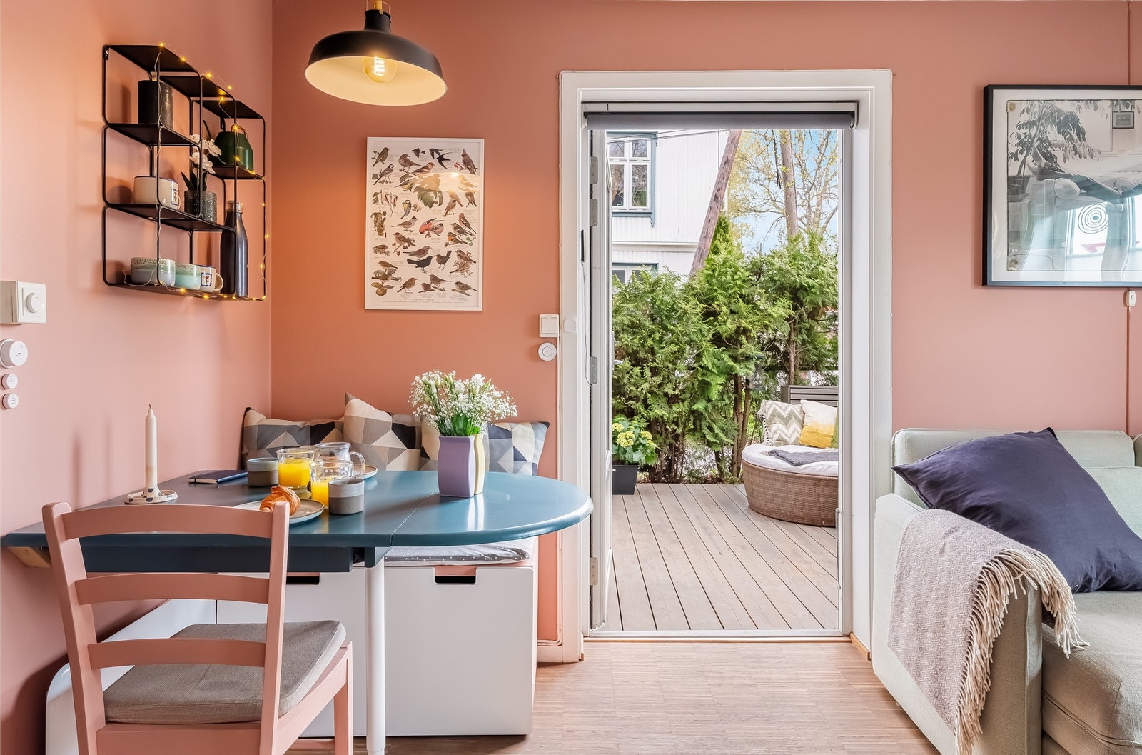 Fra stuen er det utgang til uteplassen. Galleribilde