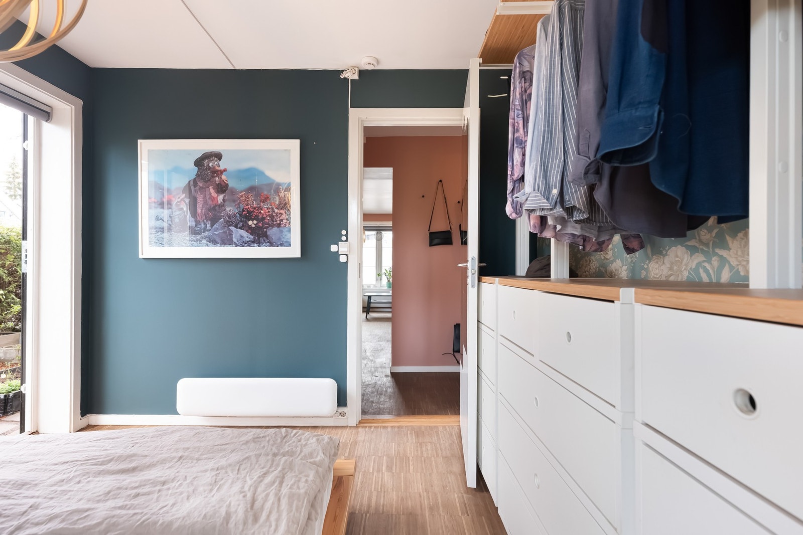 Rommet er som resten av boligen vendt mot egen uteplass og rolige fellesområder så her er alt lagt til rette for en god natt med søvn. Galleribilde