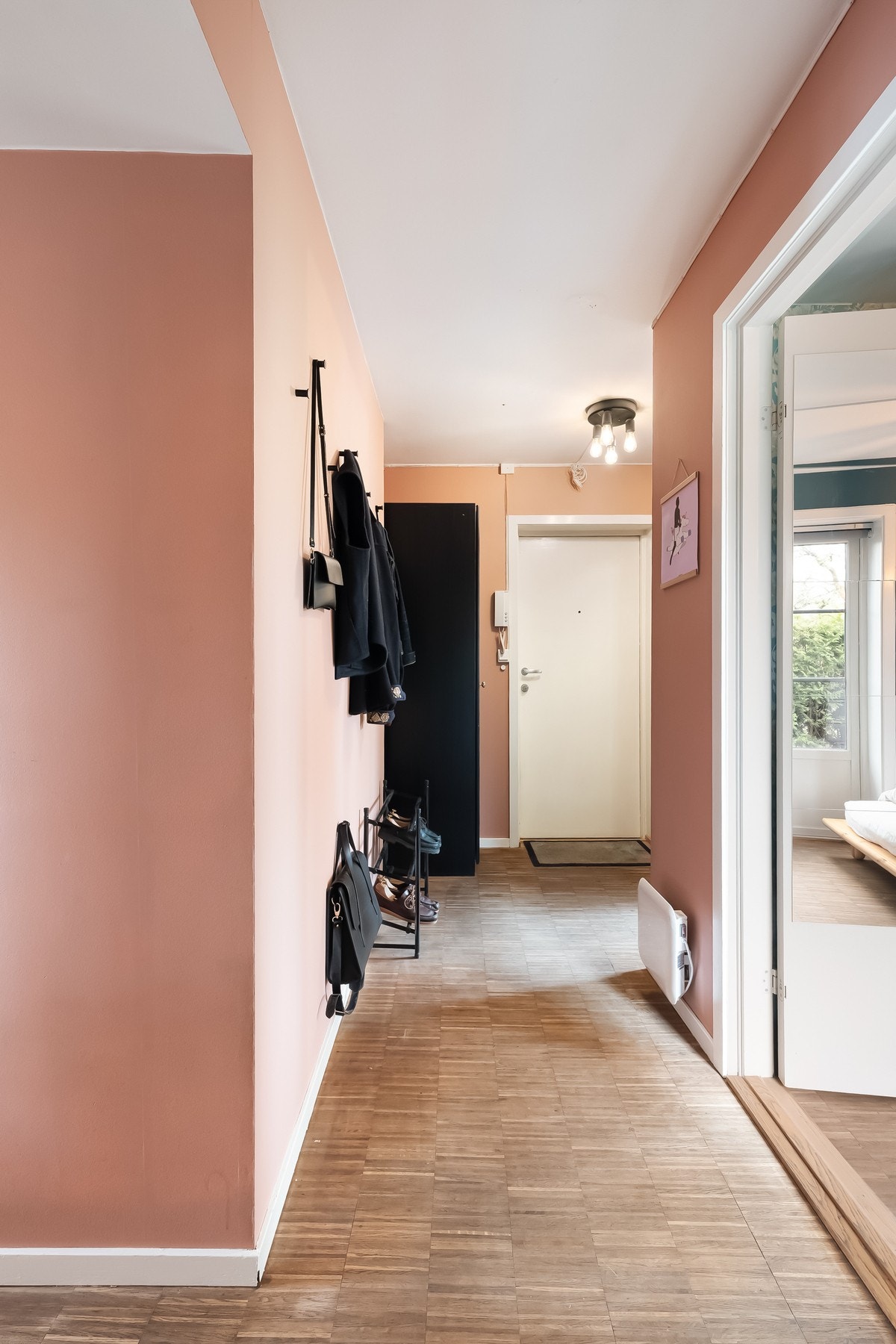 Entréen er av god størrelse med plass til blant annet skostativ, knaggrekker og speil. Galleribilde