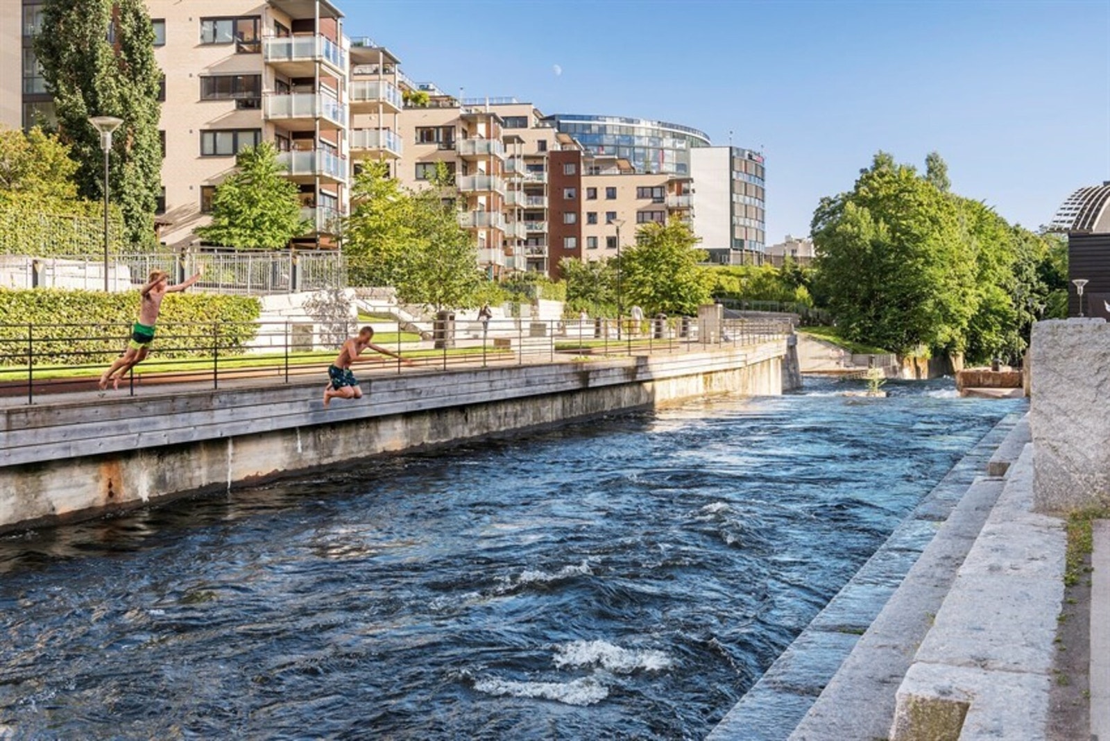 Kort vei til badeplass på Nydalen. Galleribilde