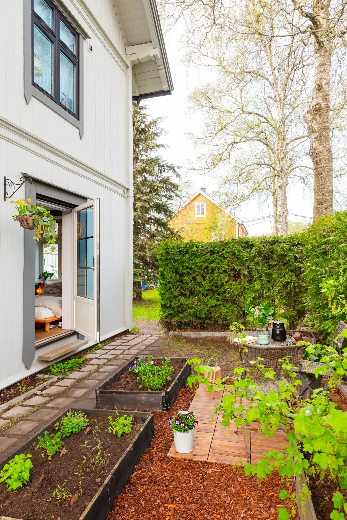 Det er utgang til egen hage fra soverommet. Galleribilde