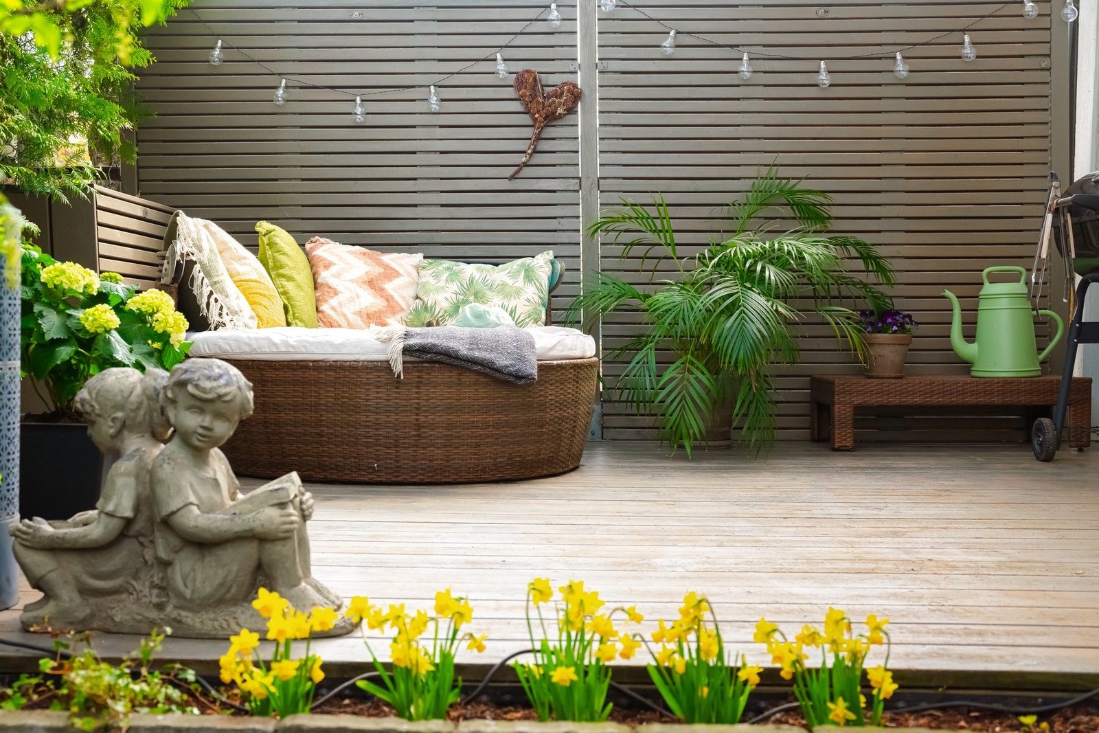 Uteplassen byr på god plass til flere møbleringssoner som spisebord, loungemøblement og solsenger. Galleribilde