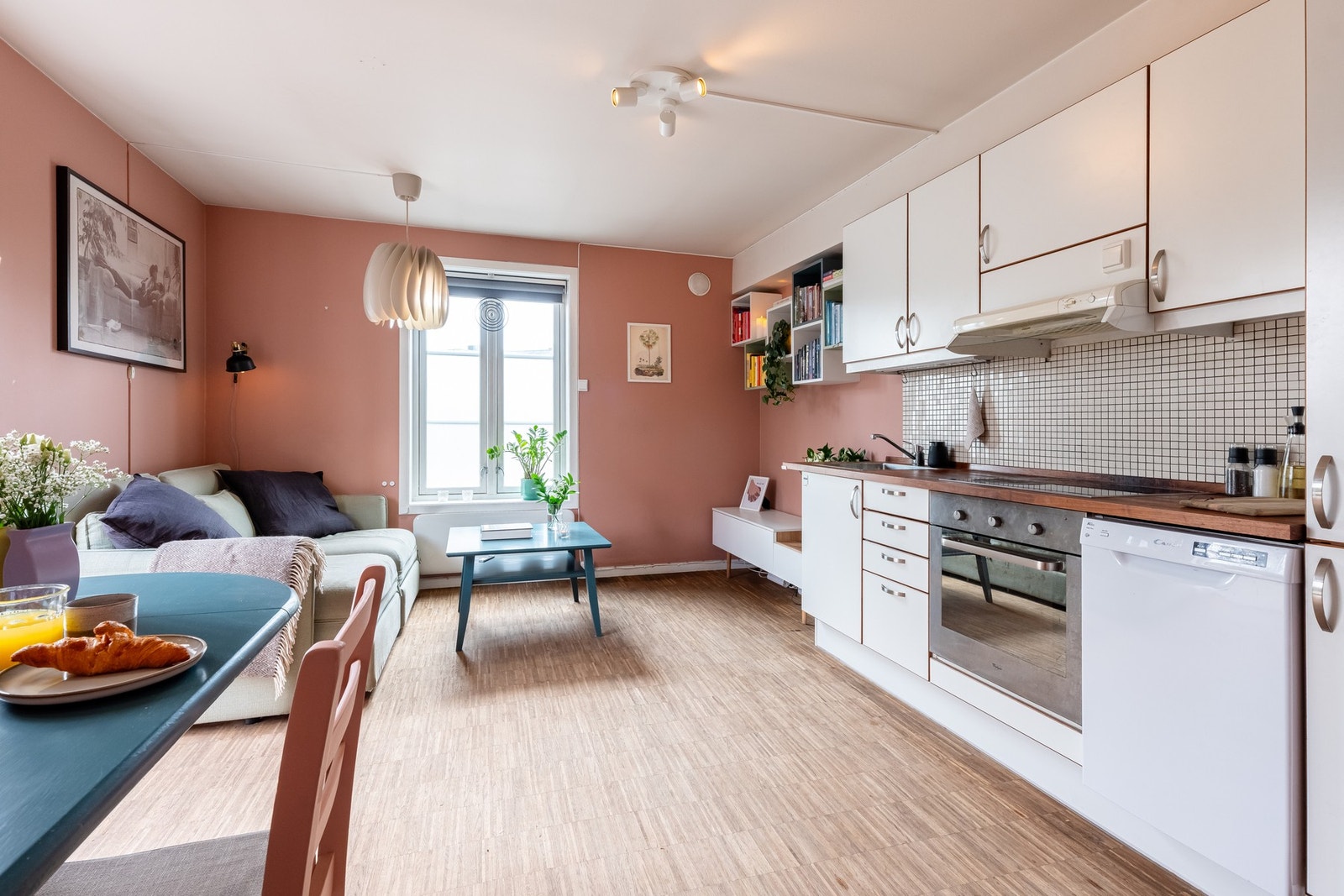 HTH-kjøkkenet er godt utnyttet og byr på praktisk oppbevaring. Galleribilde