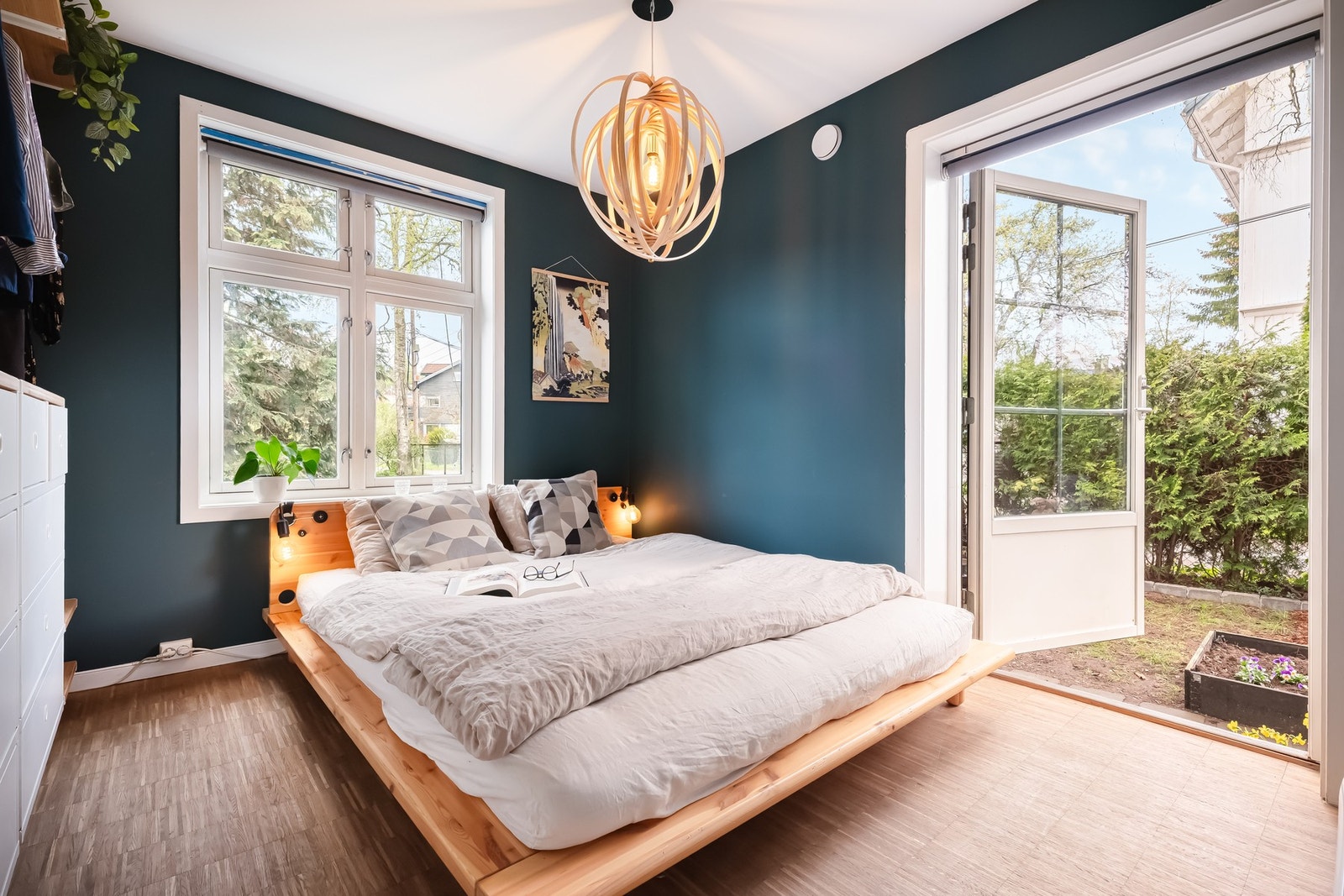 Boligens soverom er av god størrelse og har plass til blant annet dobbeltseng med nattbord. Galleribilde