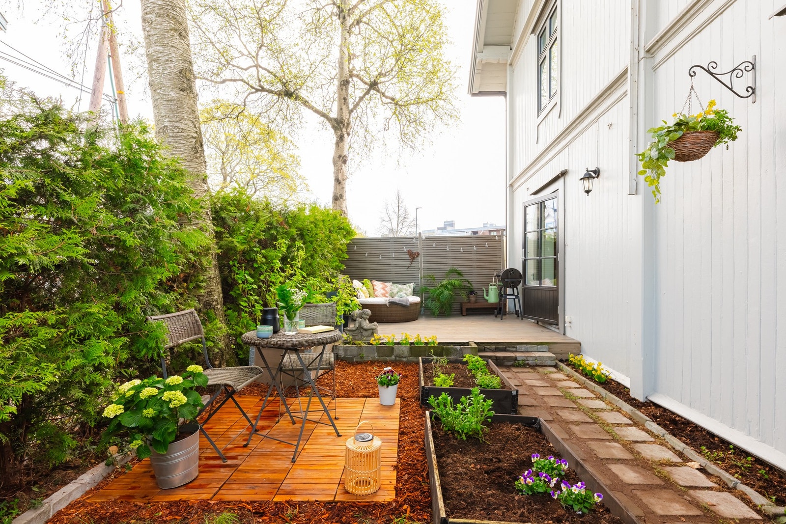 Leveggen kombinert med hekk og trær gir en svært privat og skjermet uteplass. Galleribilde