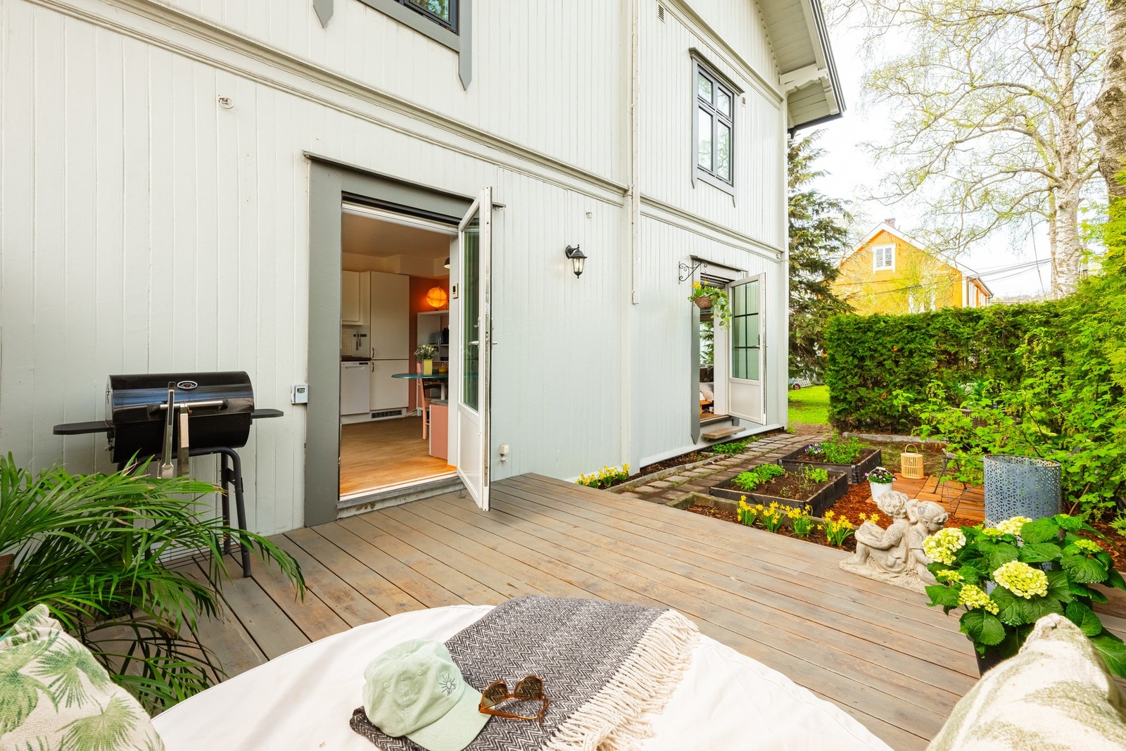 Her får du gleden av en fantastisk markterrasse på 14 kvm med hagedel. Det er dør ut til hagen fra både soverommet og stuen. Galleribilde